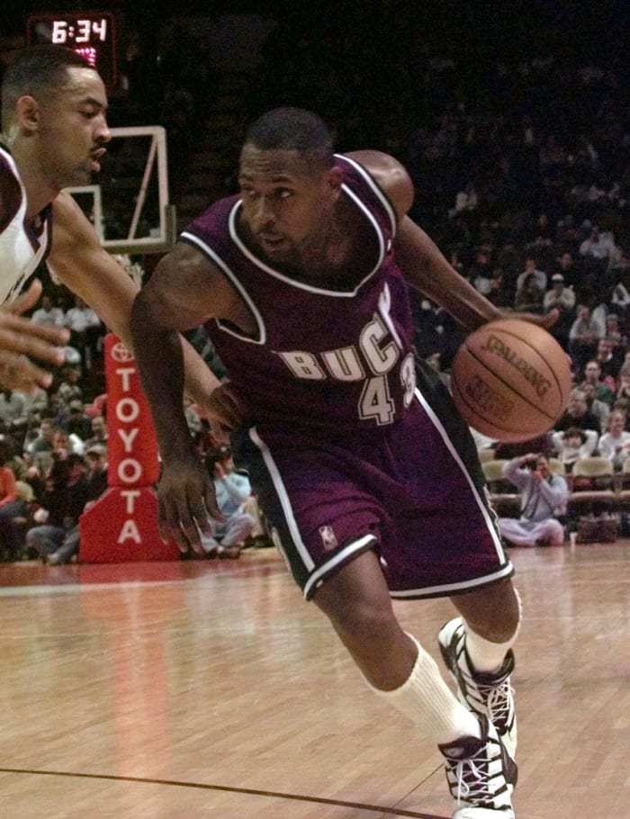 Bucks' Glenn Robinson (43) in action against Washington